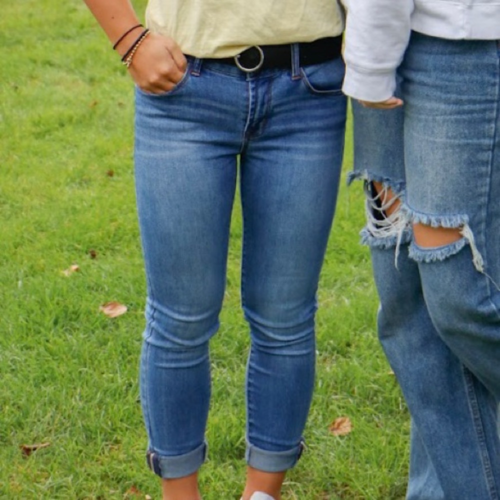 KENSIE blue denim skinny jeans with zippers on the ankles